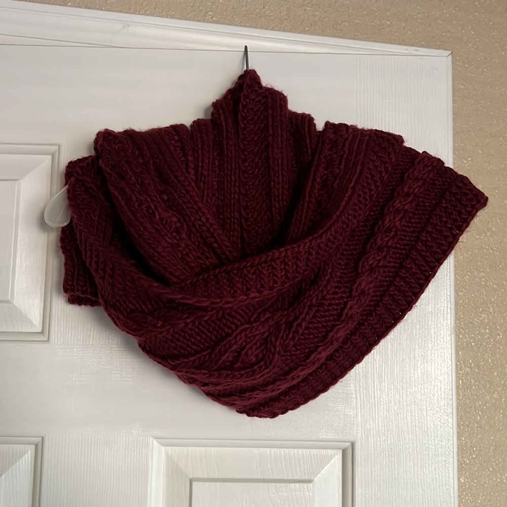 Gap brand new knitted wine scarf 🧣